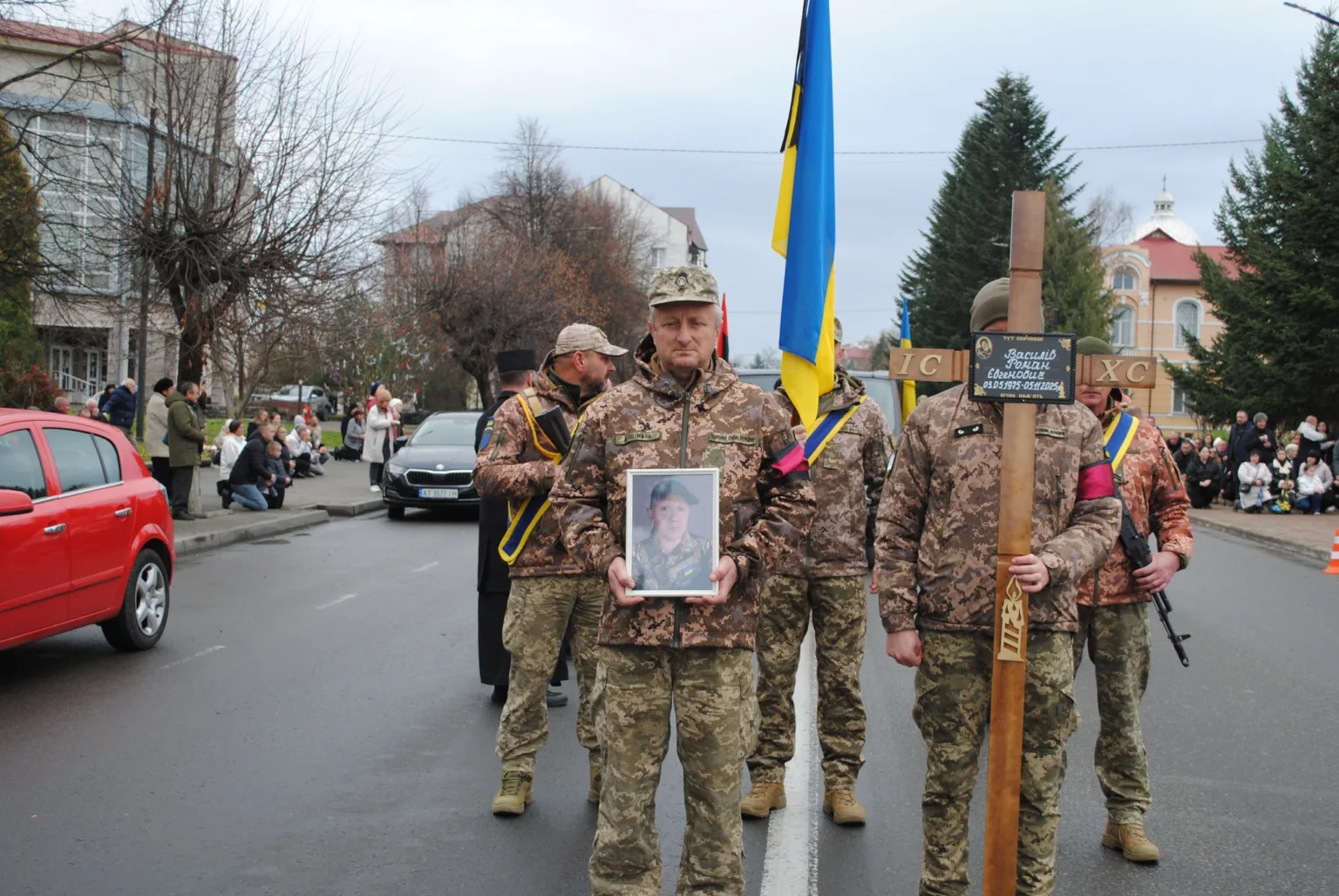 Військові під час похоронної процесії з прапором України
