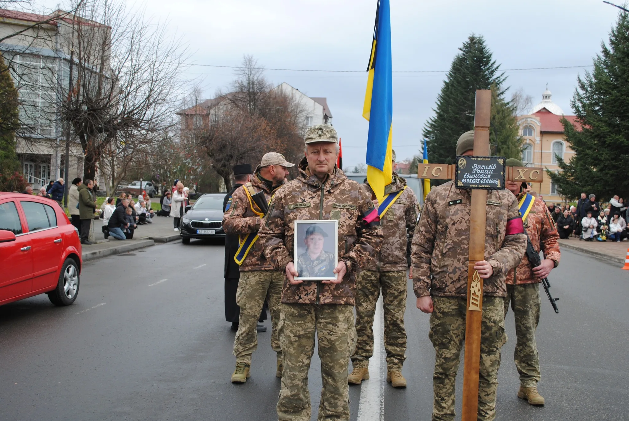 Військові під час похоронної процесії з прапором України