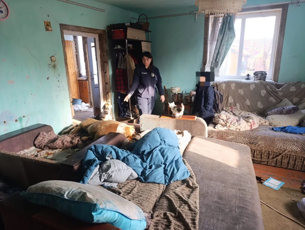 Поліцейська в кімнаті з собаками та людьми