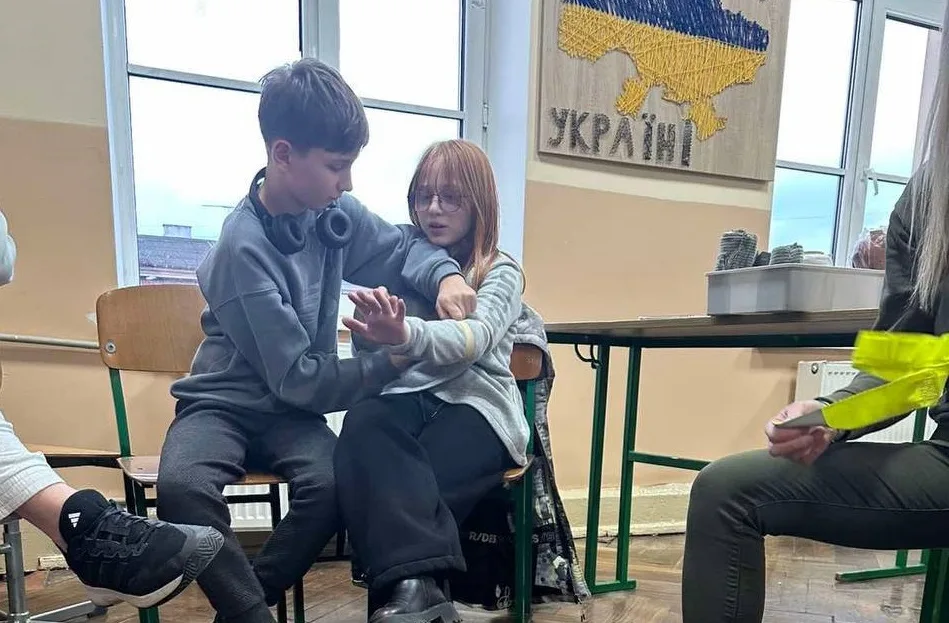 Діти вчаться надавати першу допомогу в школі