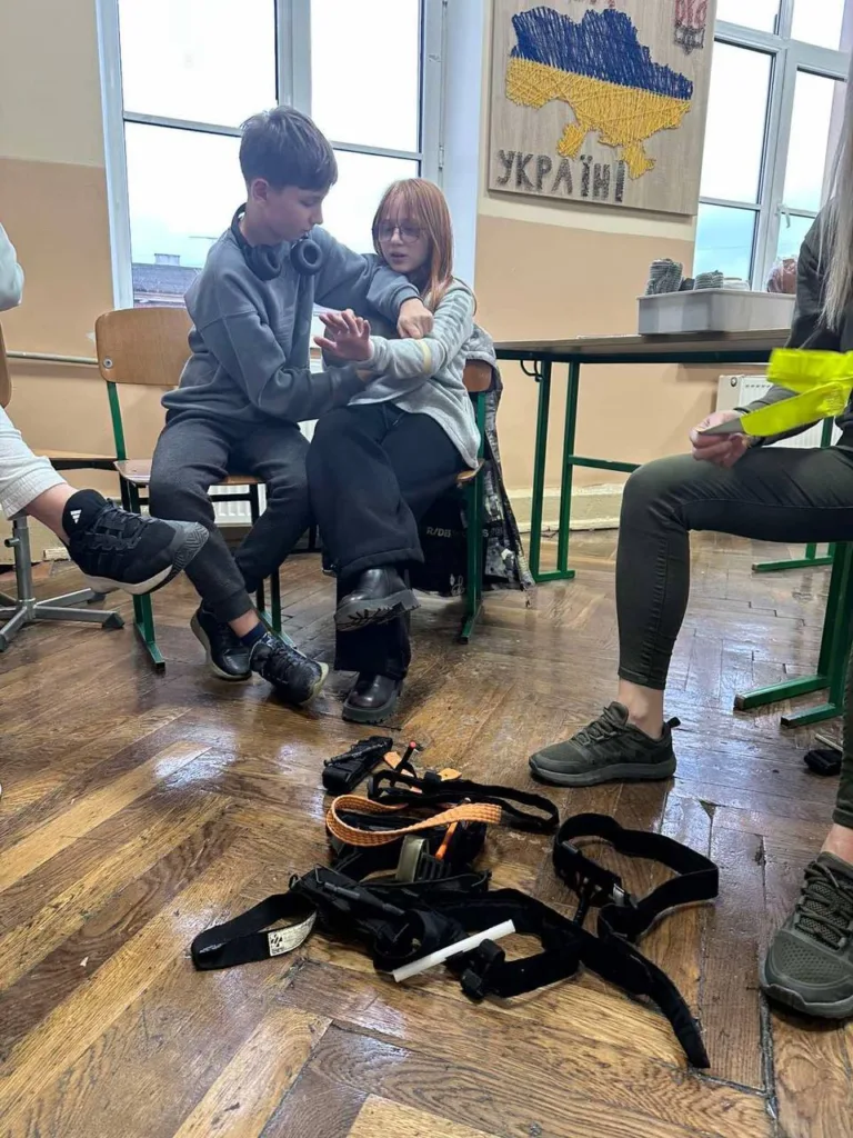 Діти вчаться домедичній допомозі в класі України