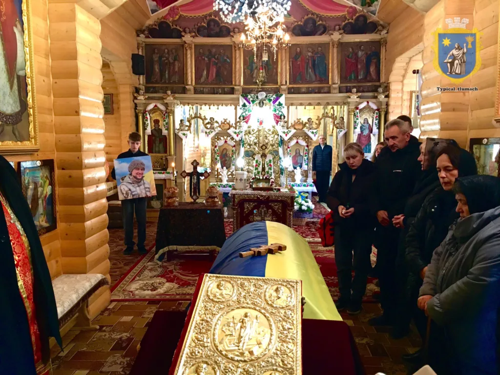 Похоронна церемонія у церкві з труною під прапором