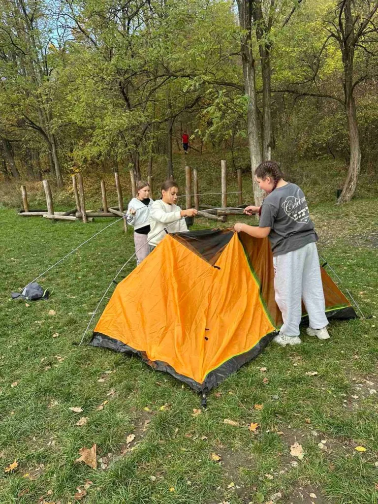 Діти встановлюють намет у лісі