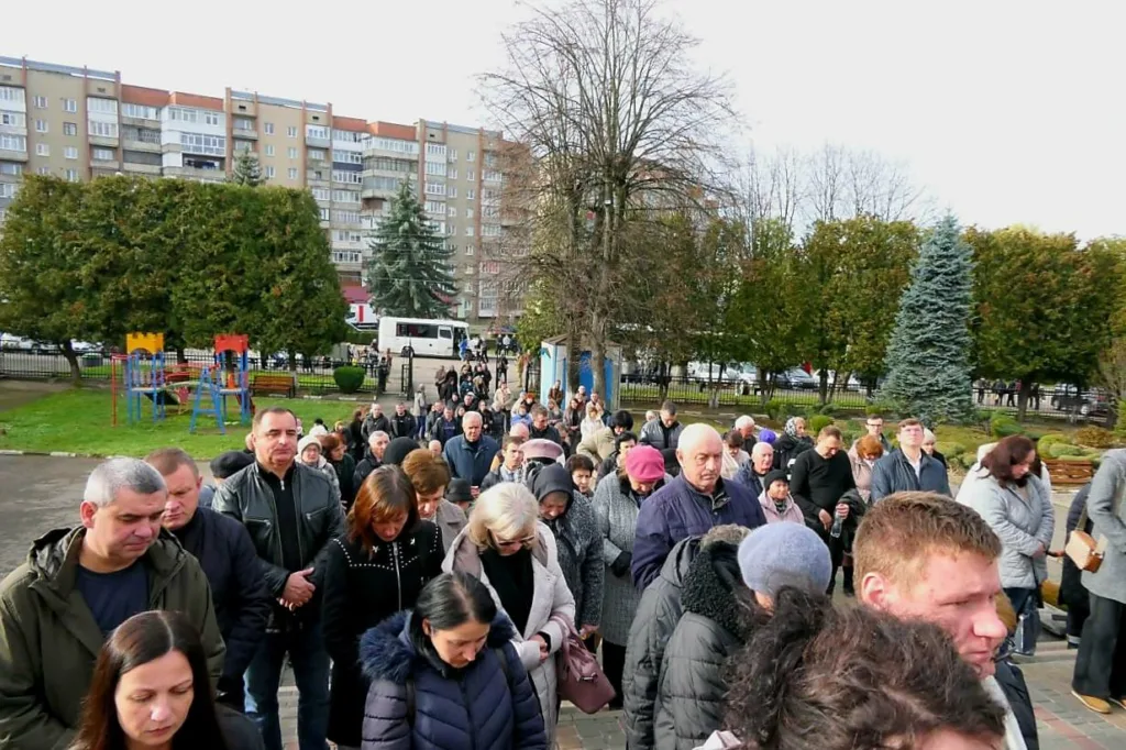 Люди зібралися на вулиці під час події