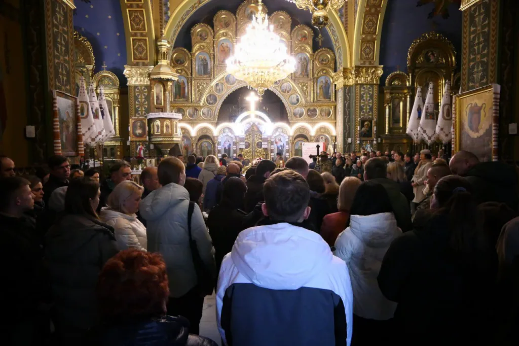 Люди моляться в українській православній церкві