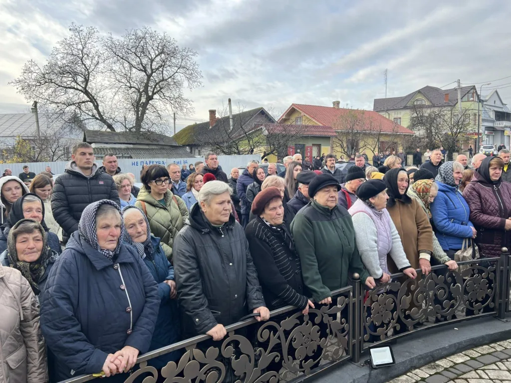 Натовп людей на вулиці під час події