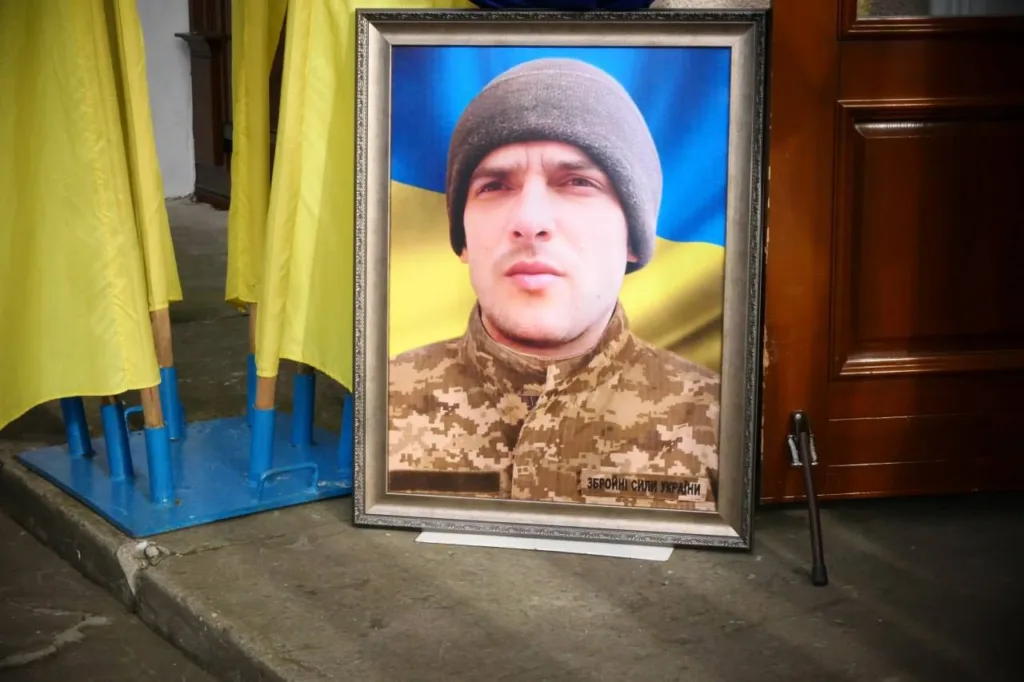 Портрет українського військового перед прапором України