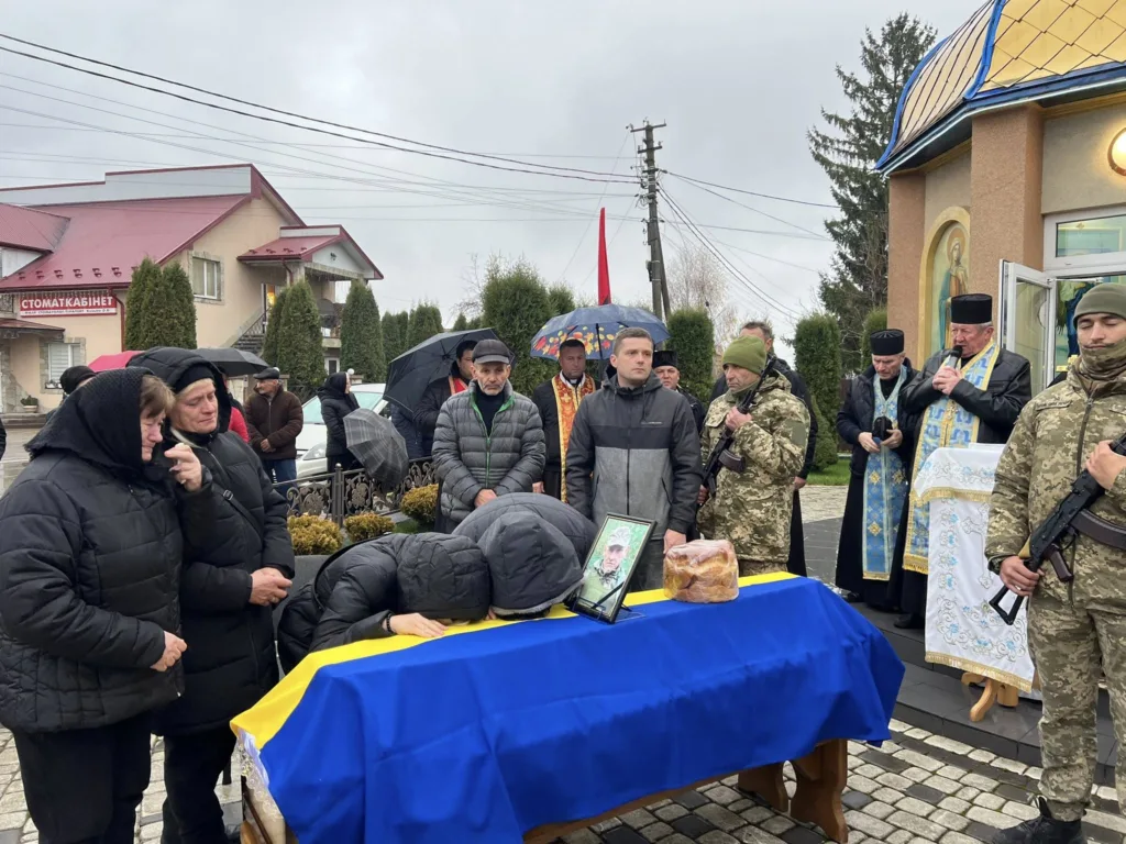 Прощання з військовим біля церкви