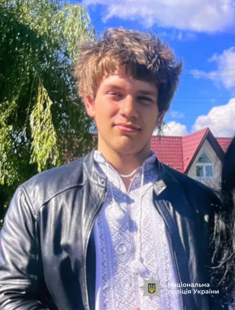 Юнак у вишиванці та шкірянці на вулиці