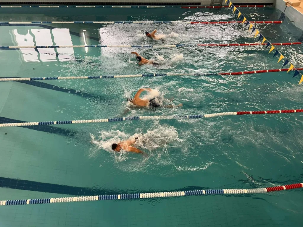 Плавці змагаються у басейні на доріжках