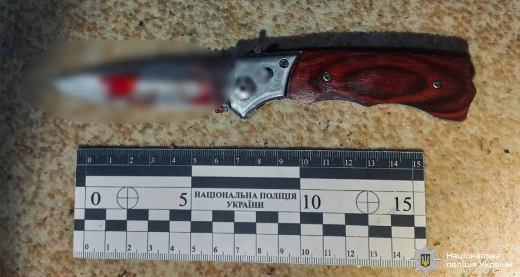 Складаний ніж із дерев’яною ручкою та лінійкою