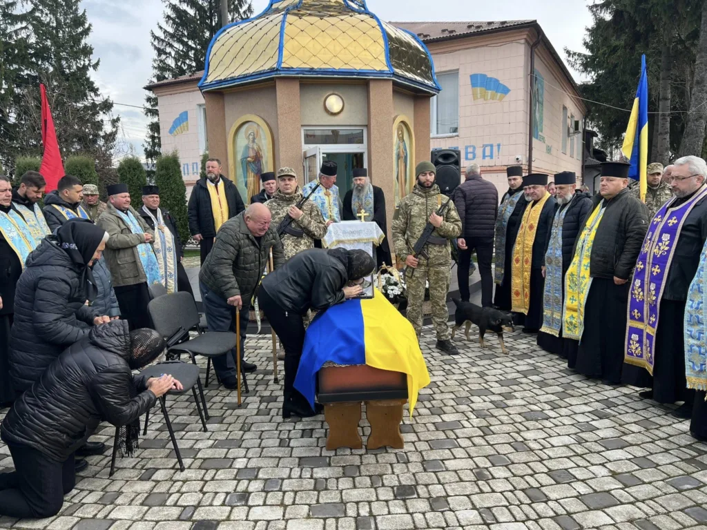 Похорон військового героя під прапором України