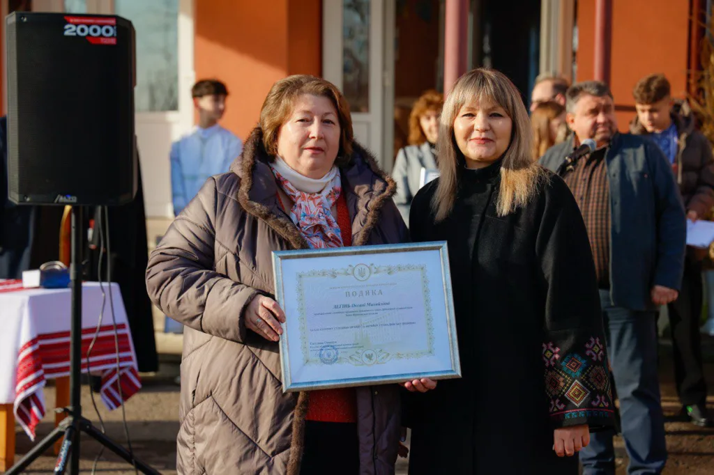 Жінки отримують подяку на урочистому заході