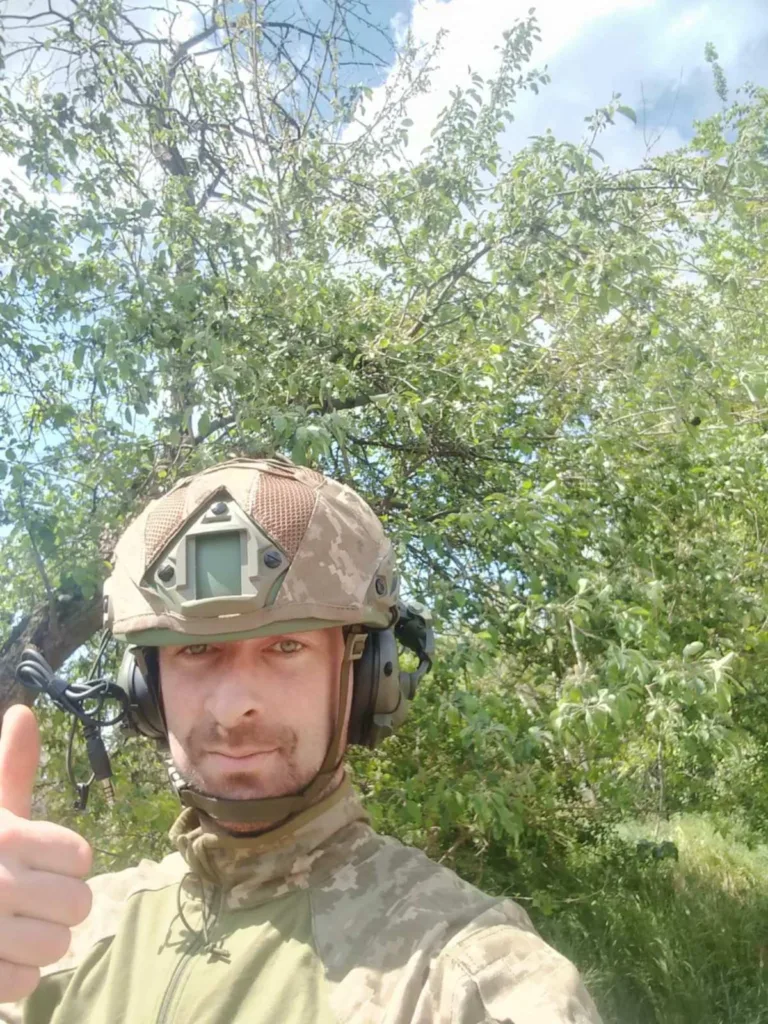 Військовий у шоломі показує жест схвалення