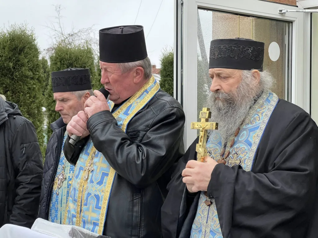 Священники під час молитви на вулиці