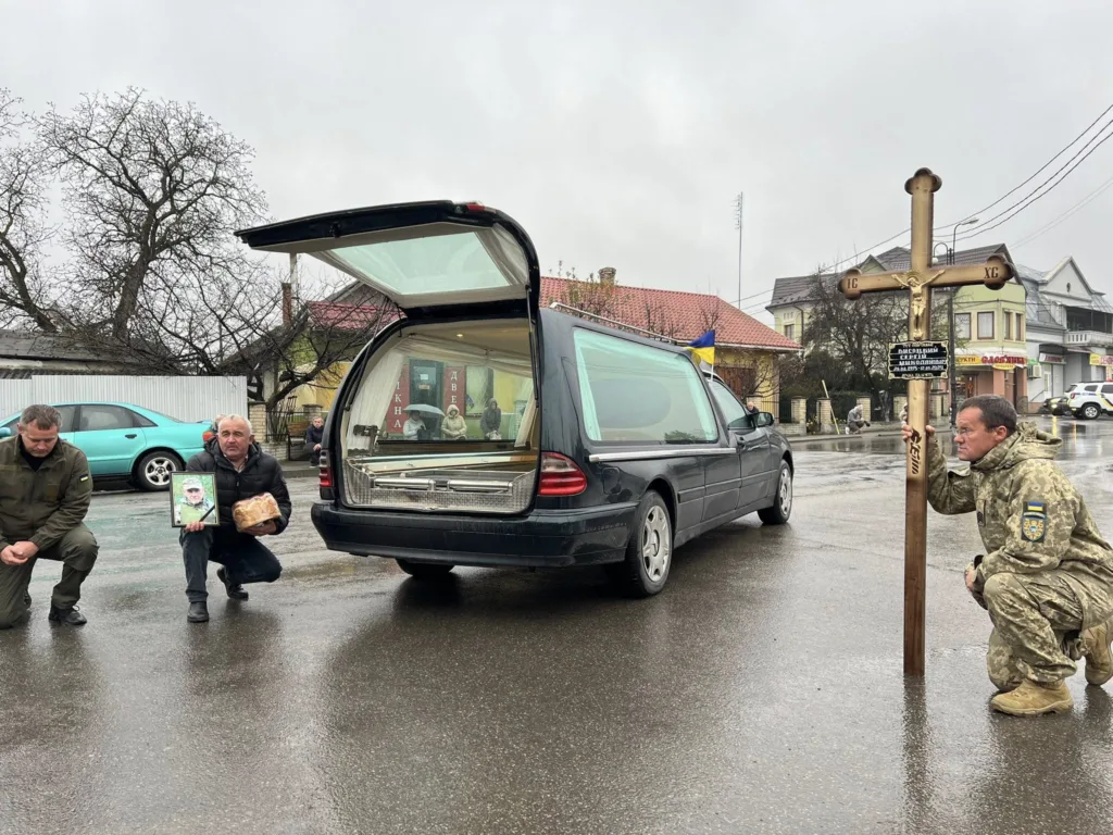 Прощання з військовим біля похоронного автомобіля