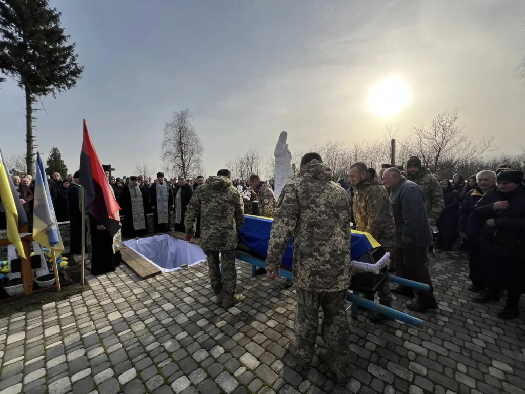 Військові несуть труну під час похорону героя.