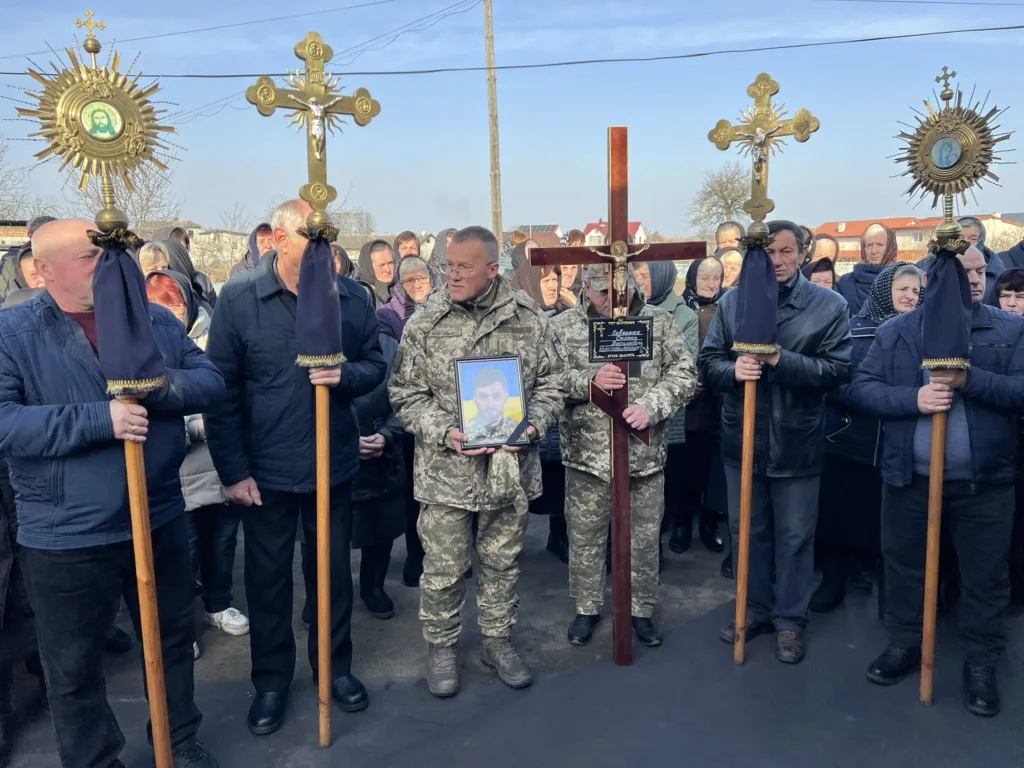 Похоронна процесія військового в українському місті