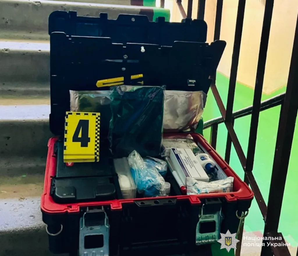 Слідчий набір поліції на сходах із міткою 4