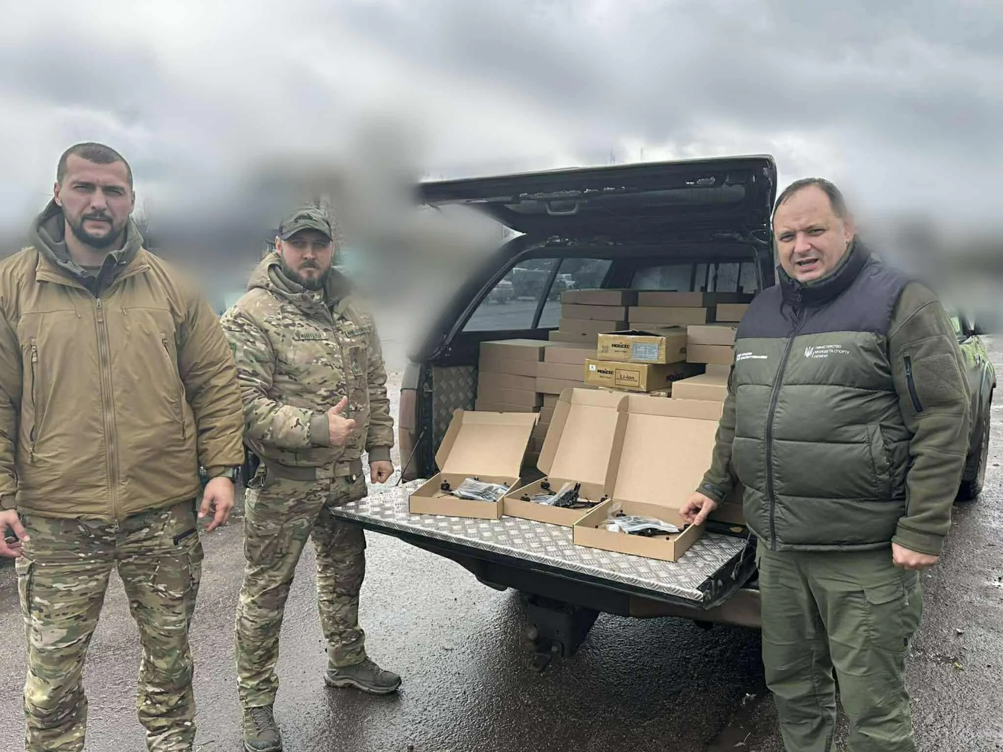 Військові отримують постачання з коробками обладнання