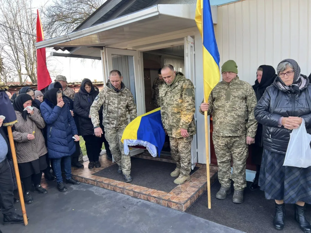 Прощання з українським військовим біля будинку