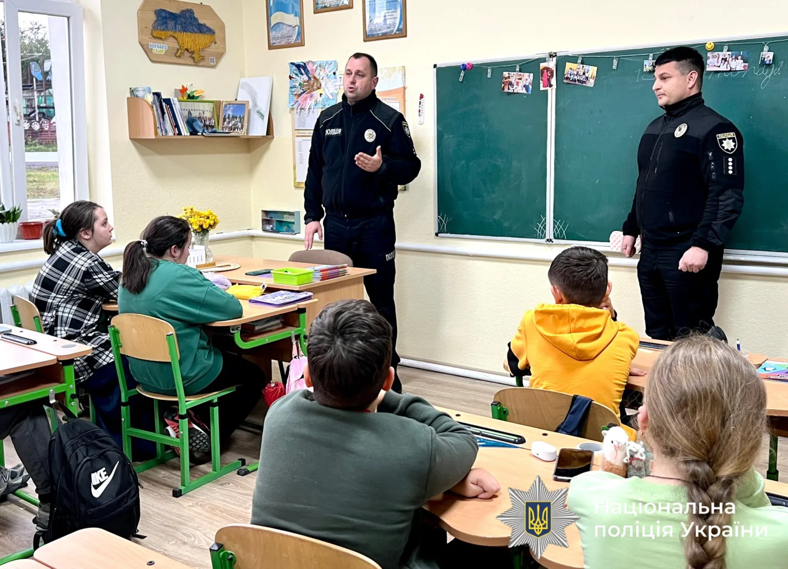 Поліцейські проводять урок безпеки в школі