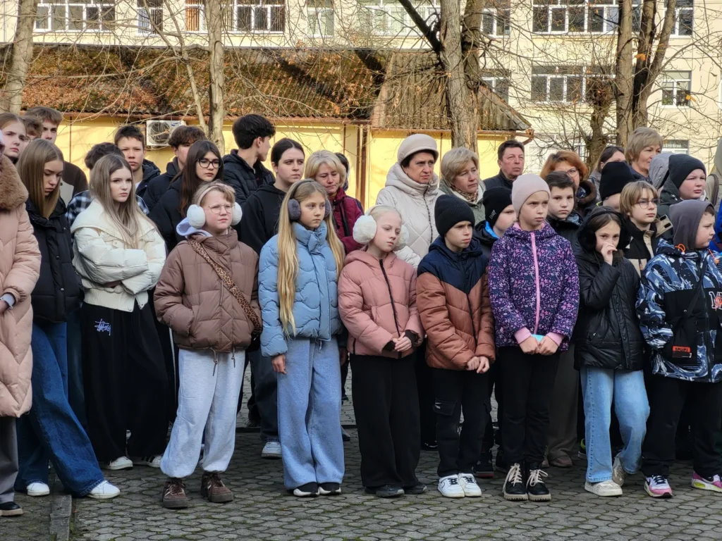 Група дітей та дорослих стоїть на вулиці