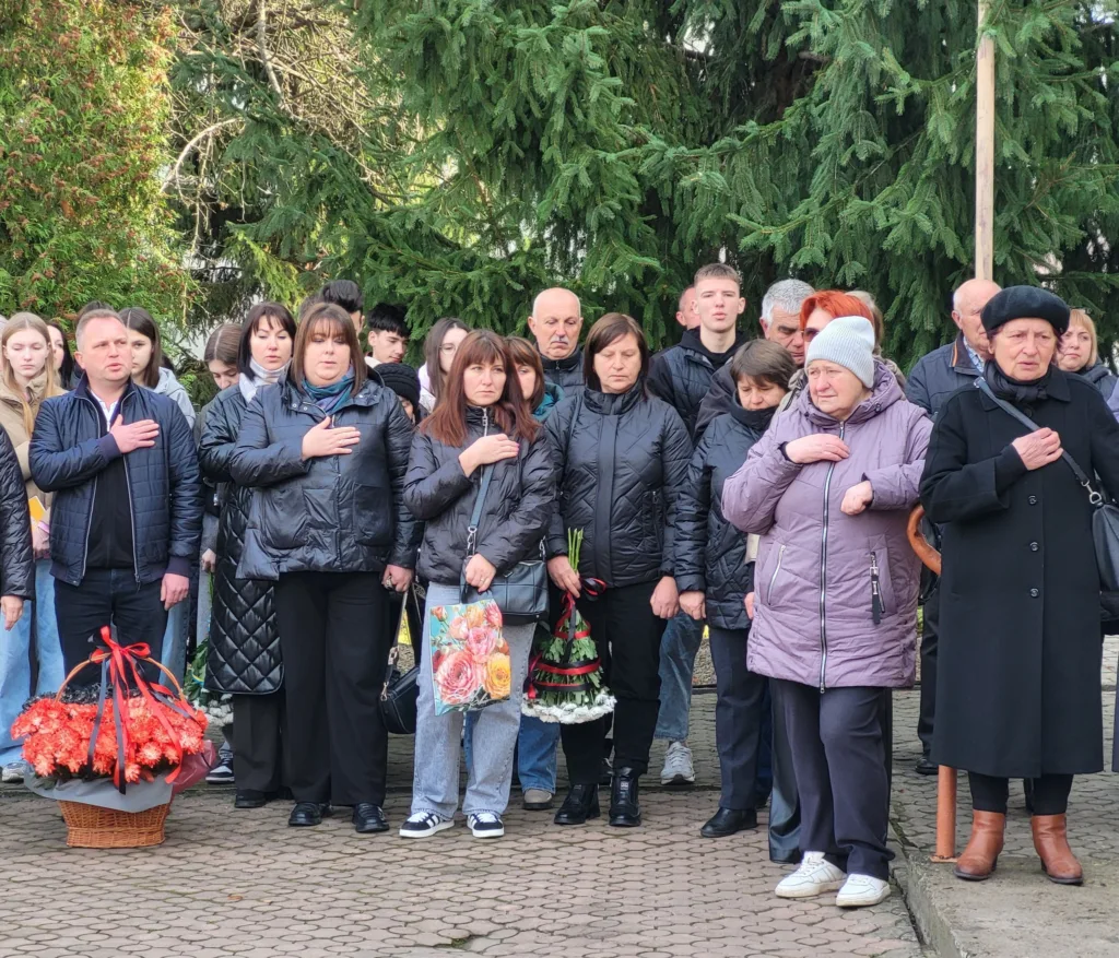 Люди стоять під час церемонії вшанування пам’яті