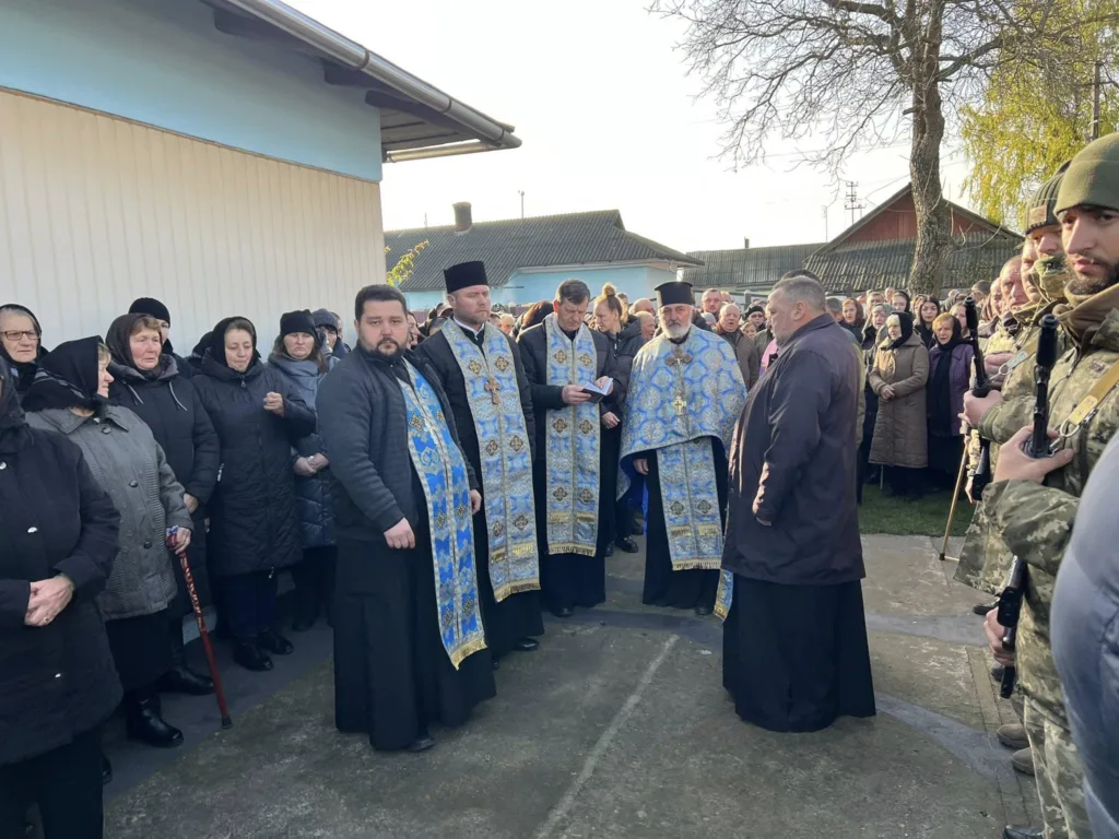 Священники і люди на вуличній церемонії в Україні