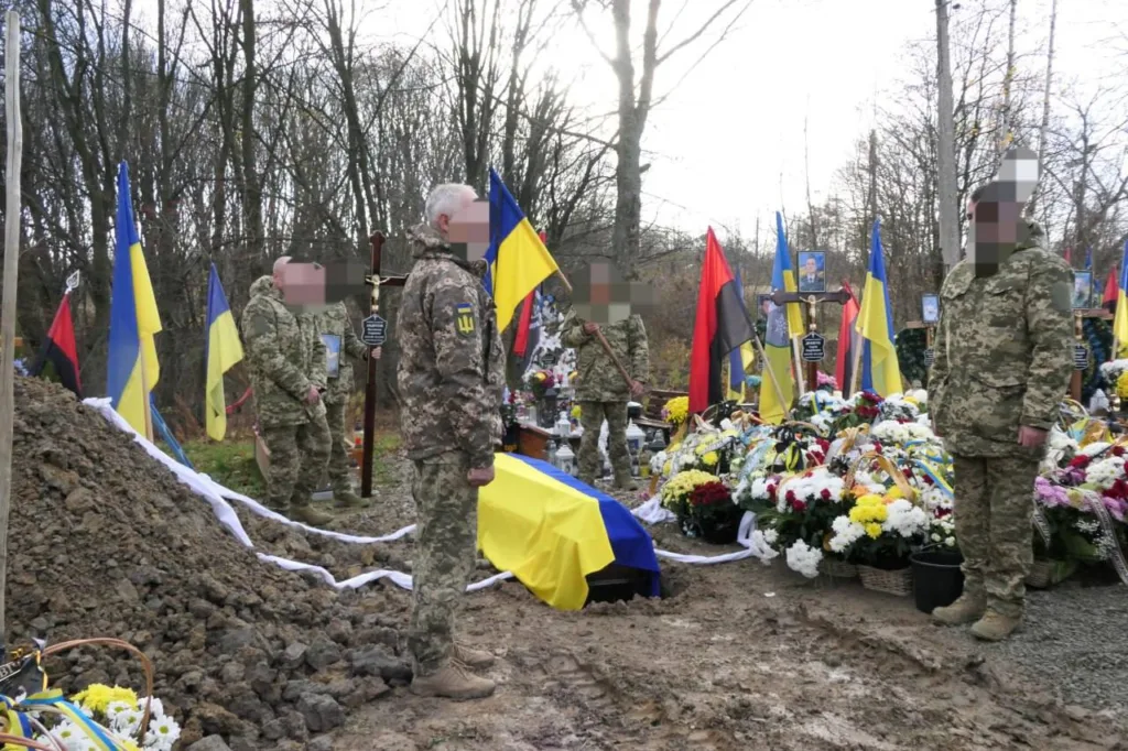 Поховання українського військового з прапором України