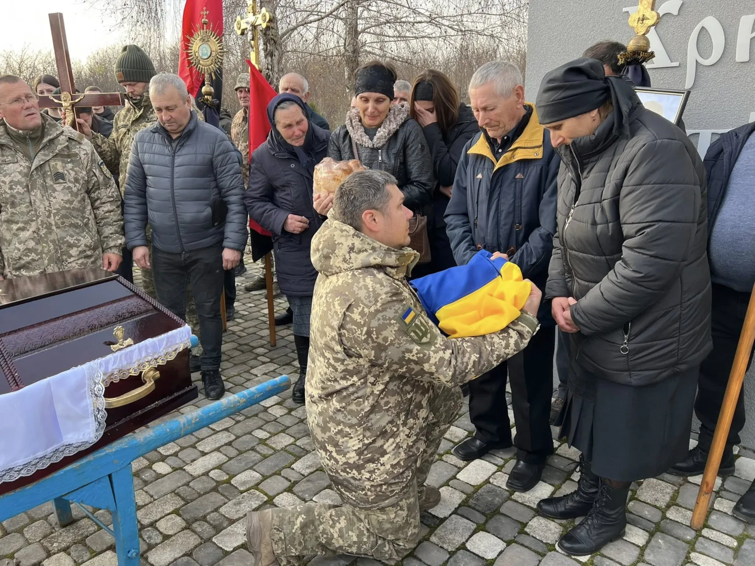 Військовий вручає прапор матері загиблого героя