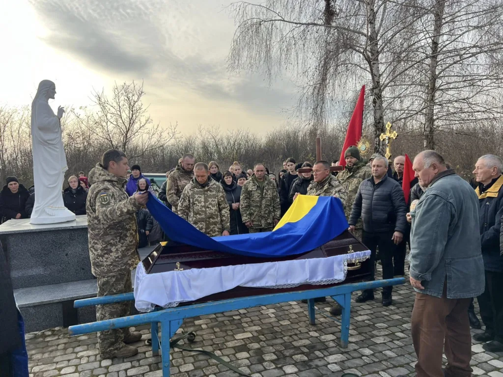 Військові прощаються з полеглим героєм під прапором України