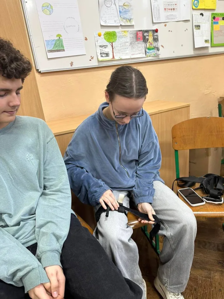 Учні працюють у класі над проєктом