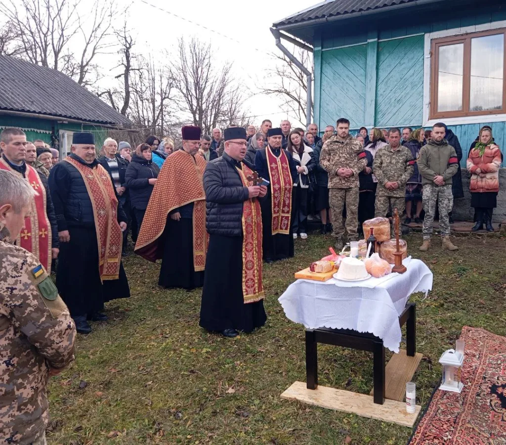 Священники та військові під час поминальної церемонії