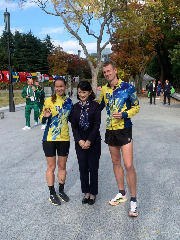 Українські спортсмени позують на міжнародному заході