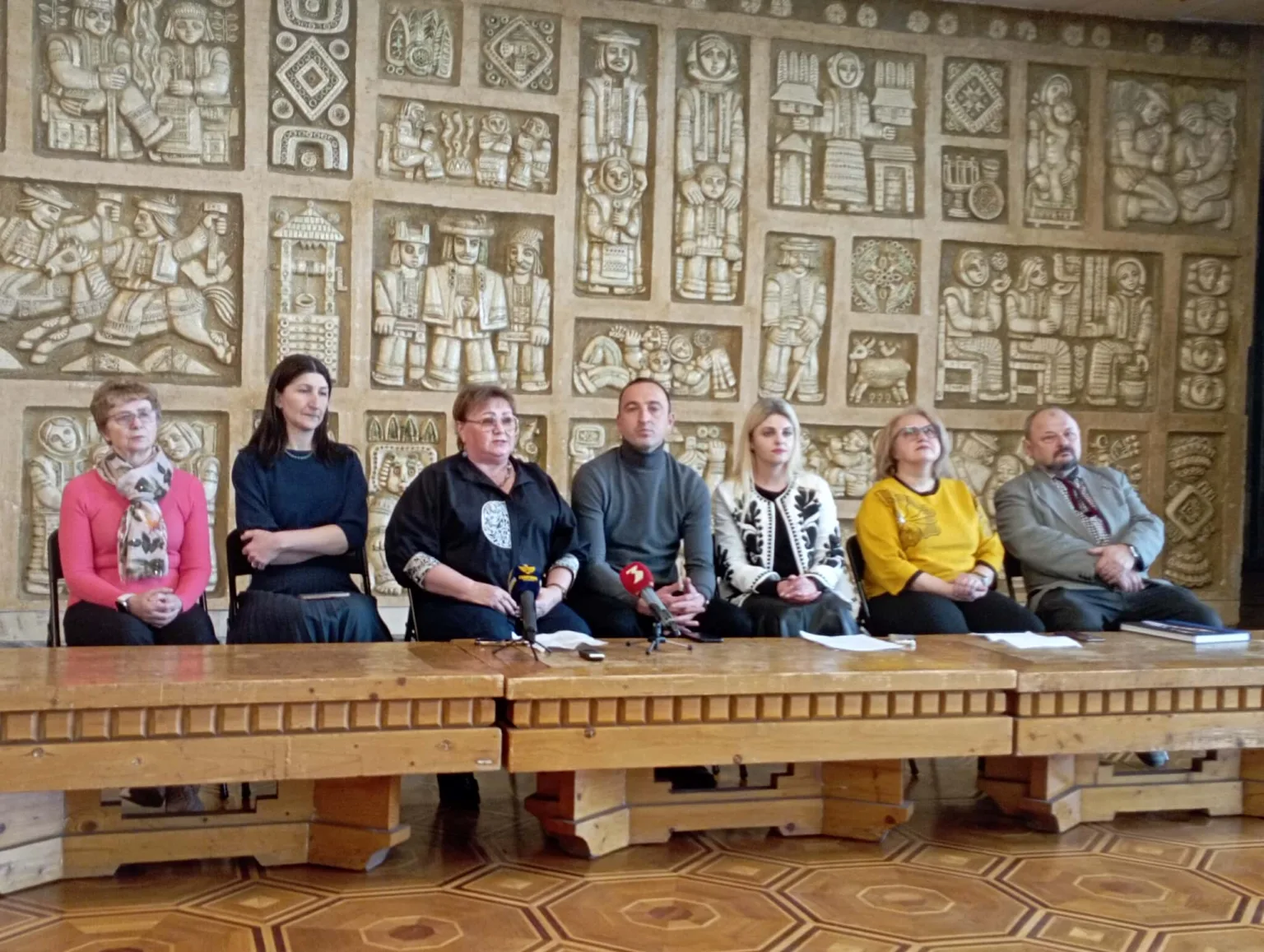 Пресконференція перед настінним мистецтвом у культурному центрі