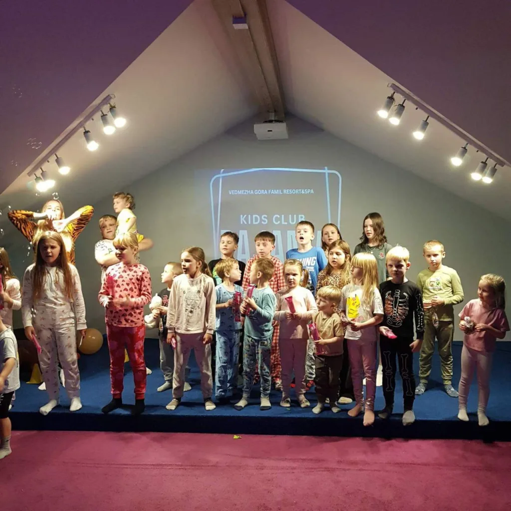 Діти співають на сцені у дитячому клубі