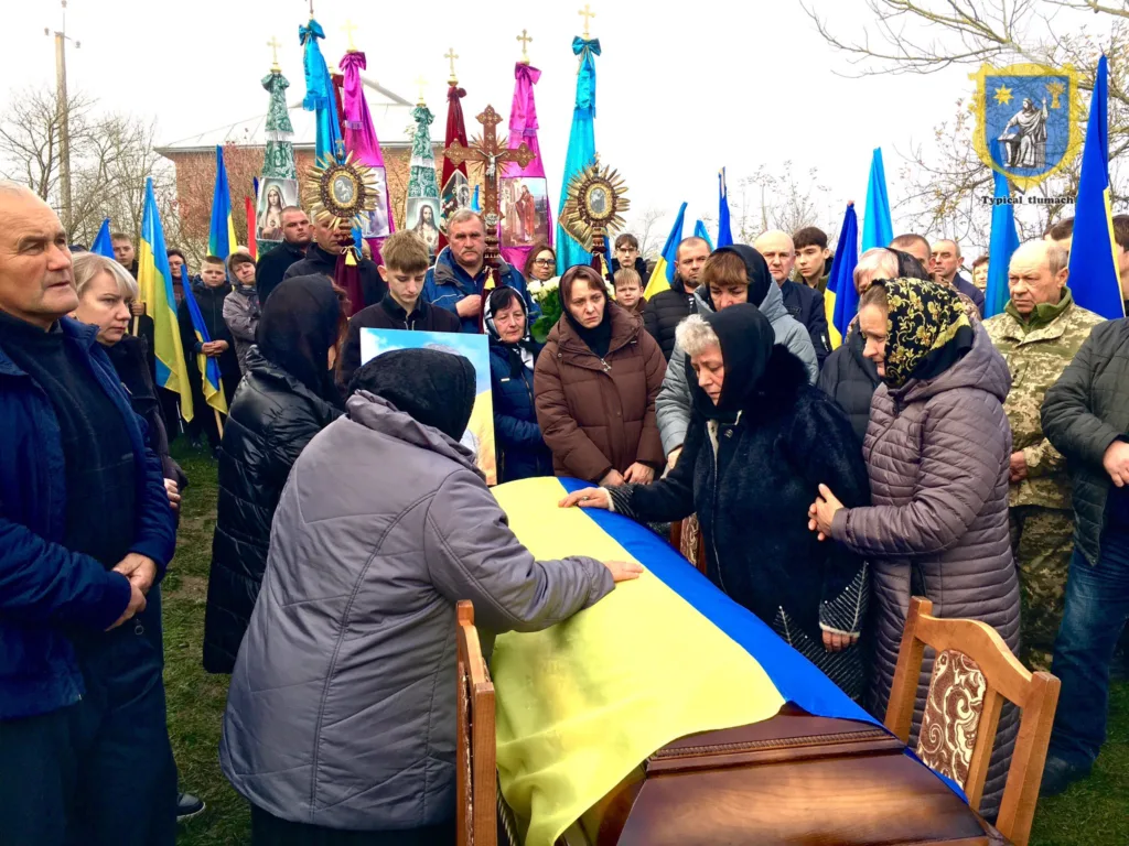 Прощання з військовим під українським прапором