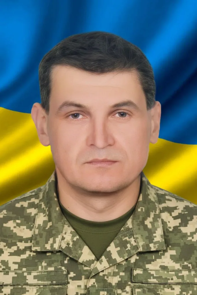 Український військовий на фоні прапора України