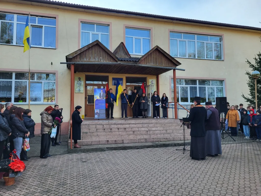 Урочистий захід біля школи з прапорами України