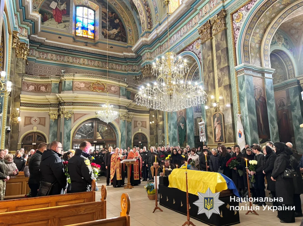 Прощання з поліцейським у церкві Львова