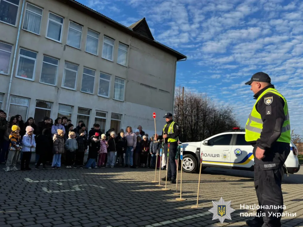 Поліцейські проводять урок безпеки для школярів