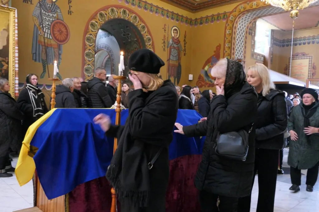 Люди прощаються з героєм у церкві