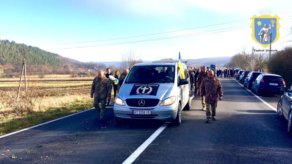Військові супроводжують похоронний кортеж у селі
