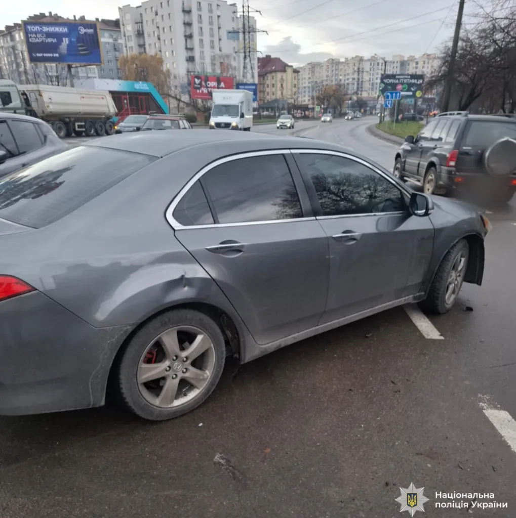 Сірий автомобіль після ДТП на міській дорозі