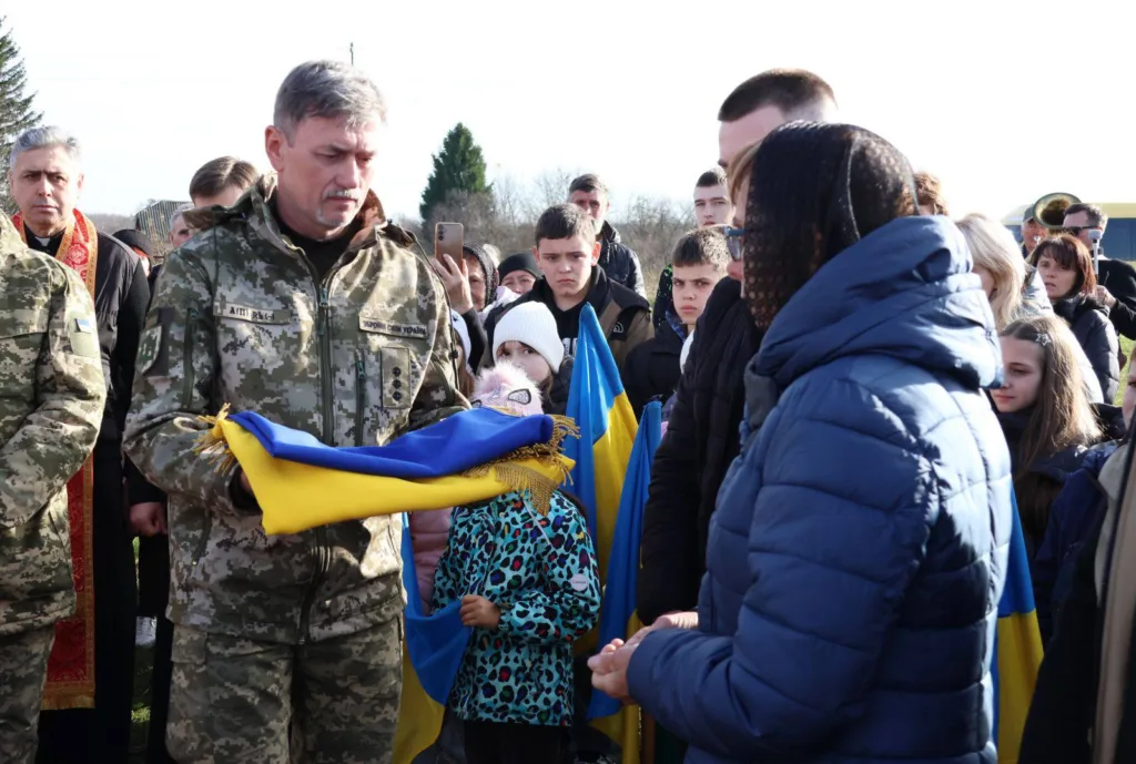 Військові передають український прапор родині героя