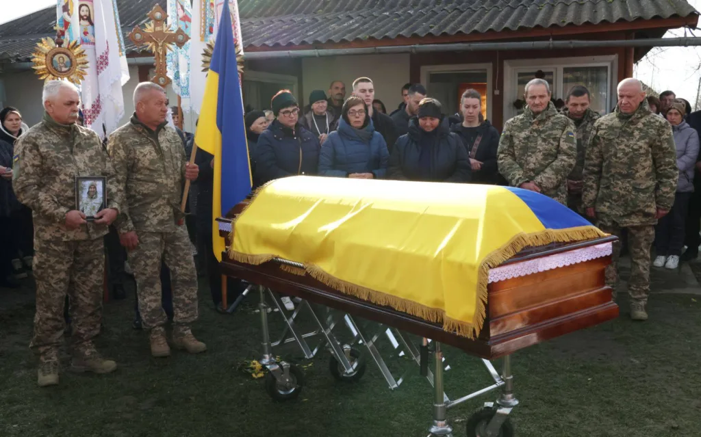 Похорон військового з українським прапором