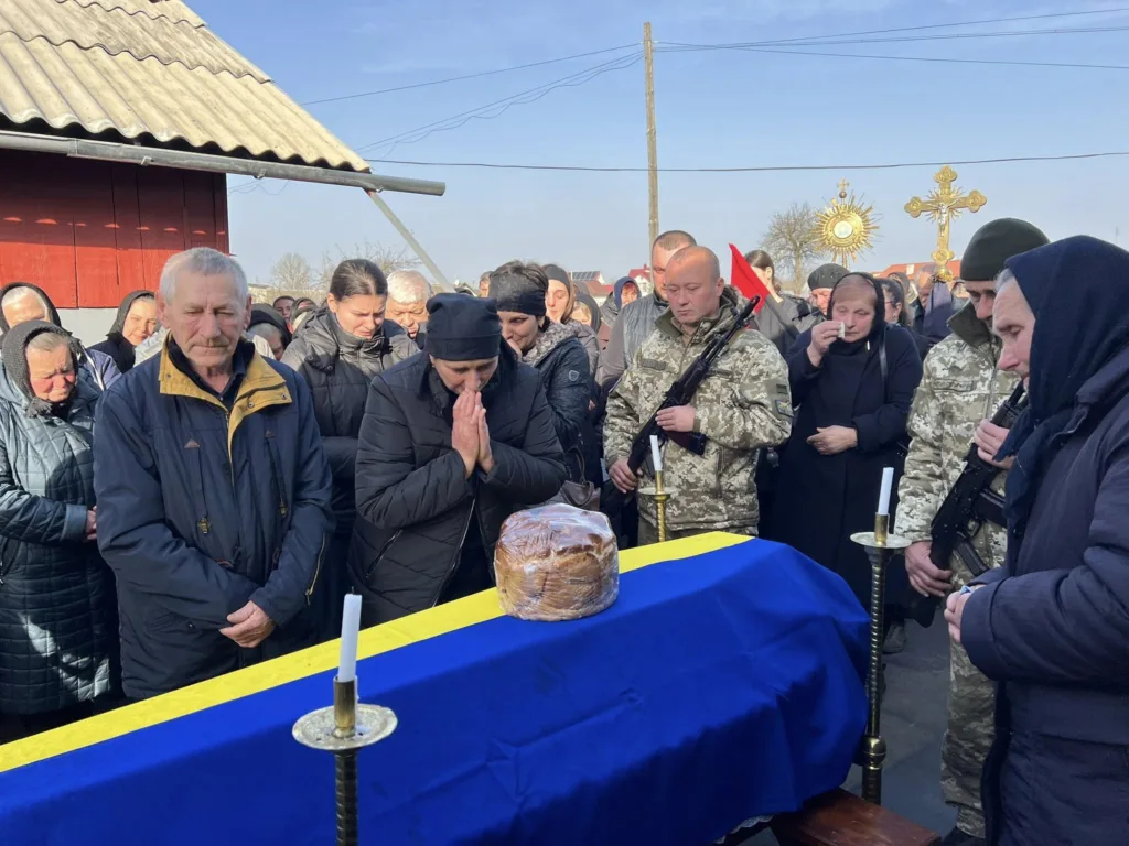 Похорон військового з українським прапором