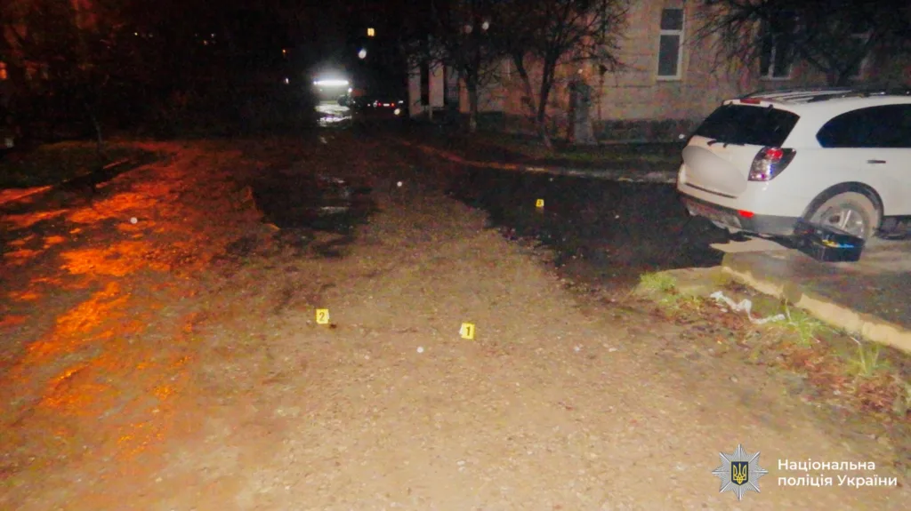 Місце злочину вночі з мітками доказів