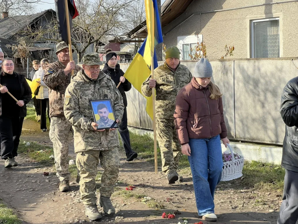 Військові несуть портрет загиблого героя України